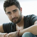 Alex Ubago regresa a México para celebrar el 25º aniversario de su icónico álbum ¿Qué pides tú?