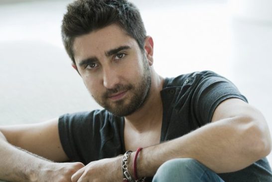 Alex Ubago regresa a México para celebrar el 25º aniversario de su icónico álbum ¿Qué pides tú?