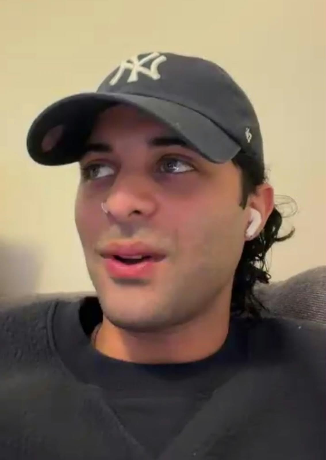Tras ocho años de éxitos masivos, estadios llenos y premios Billboard que funcionaron como una rigurosa escuela artística, el cantante abraza la soltería musical con valentía. Aunque reconoce que la sombra de las comparaciones con su antigua agrupación es inevitable, Erick se planta con la seguridad de quien ha encontrado su propio camino, experimentando con géneros como el reparto cubano y consolidando un repertorio que refleja sus vivencias más personales a través de temas como Efímero, Desayuno pa' dos y Vacaciones.