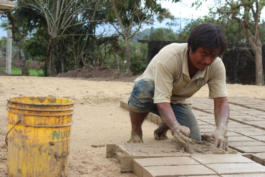 Formar ingenieros no significa dejar las raíces fuera de las aulas: Llaman a jóvenes a negarse a ocultar su identidad materna